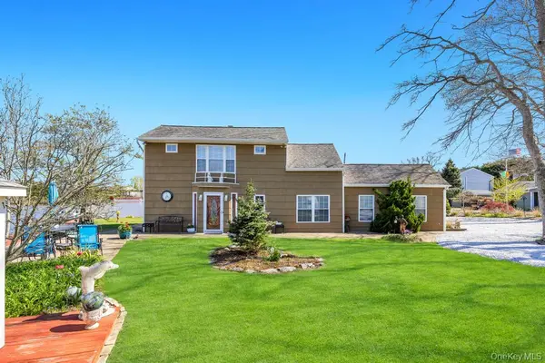 70 Featherbed LN, Oakdale, NY 11769