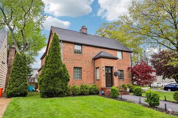 57 Berkley RD, Mineola, NY 11501