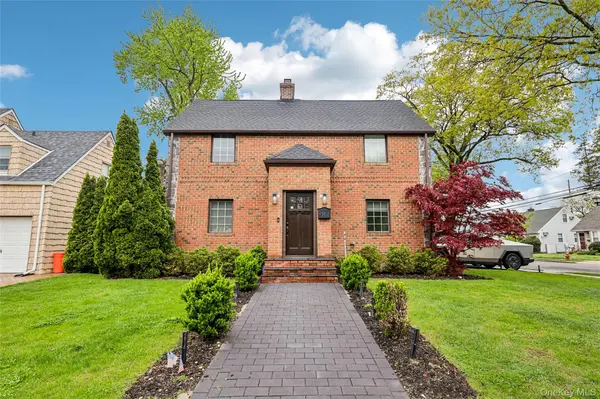 57 Berkley RD, Mineola, NY 11501