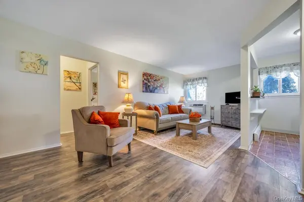 49 Mildred PL #4A, North Babylon, NY 11703
