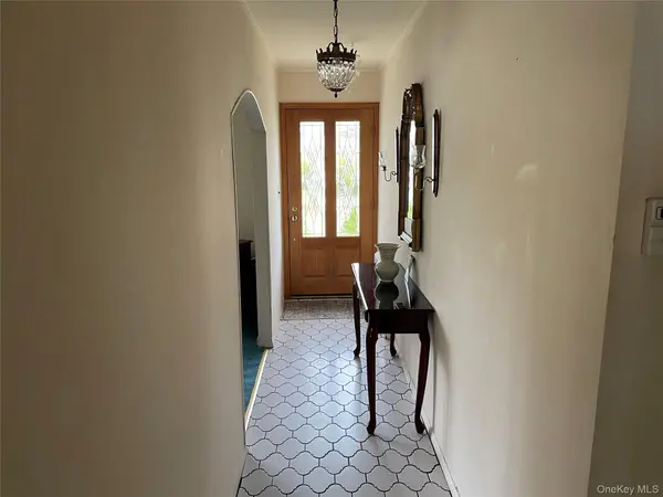 581 Grand AVE, Lindenhurst, NY 11757