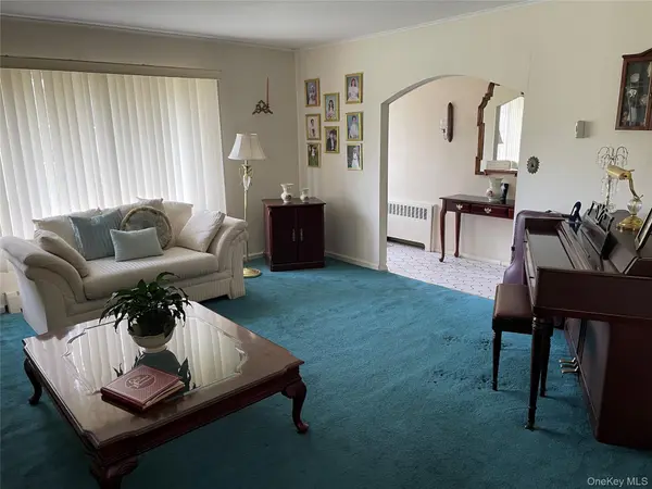 581 Grand AVE, Lindenhurst, NY 11757