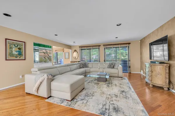 47 Northgate CIR, Melville, NY 11747