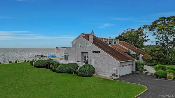 11 Convent LN, Center Moriches, NY 11934