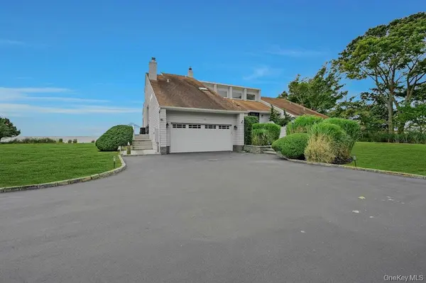11 Convent LN, Center Moriches, NY 11934