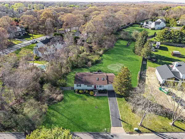 9 Hickory LN, East Moriches, NY 11940