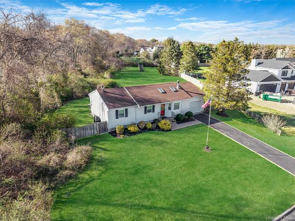 9 Hickory LN, East Moriches, NY 11940