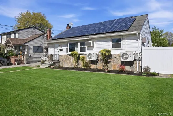 10 Gardner AVE, Hicksville, NY 11801