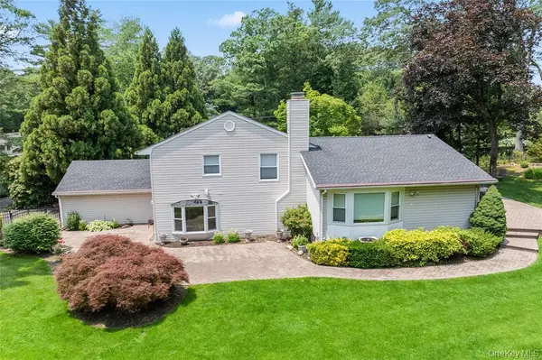 21 Kodiak DR, Woodbury, NY 11797