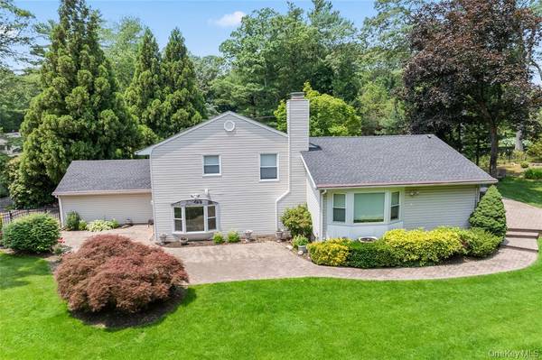 21 Kodiak DR, Woodbury, NY 11797