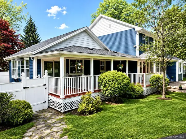 8 Oak DR, New Windsor, NY 12553