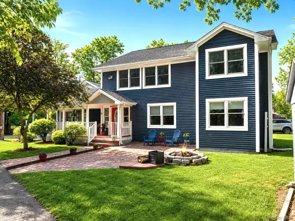 8 Oak DR, New Windsor, NY 12553