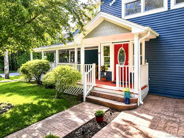 8 Oak DR, New Windsor, NY 12553