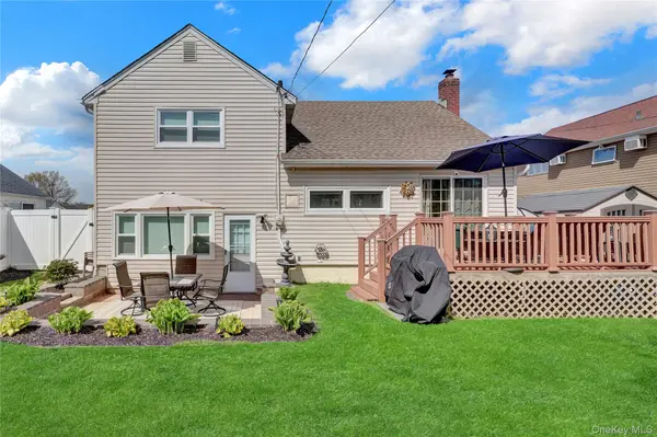 2 Oxford AVE, Massapequa, NY 11758