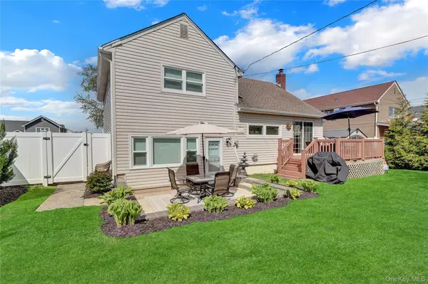2 Oxford AVE, Massapequa, NY 11758