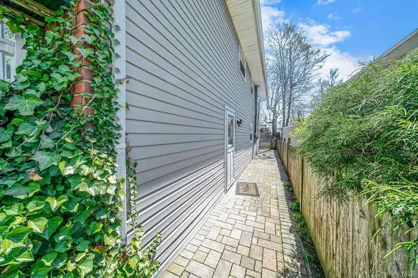 202 N Hickory ST, Massapequa, NY 11758