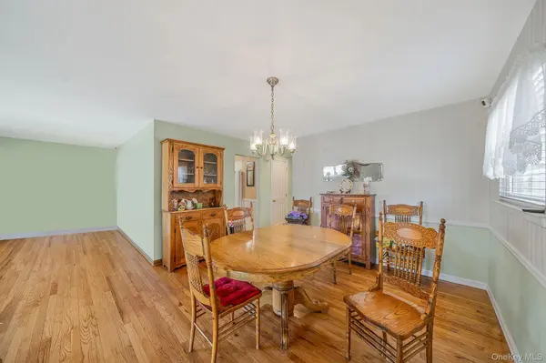 202 N Hickory ST, Massapequa, NY 11758