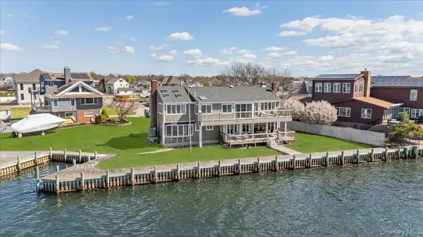 160 Sequams LN, West Islip, NY 11795
