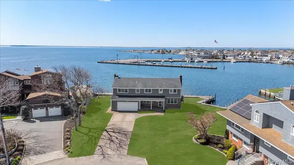 160 Sequams LN, West Islip, NY 11795