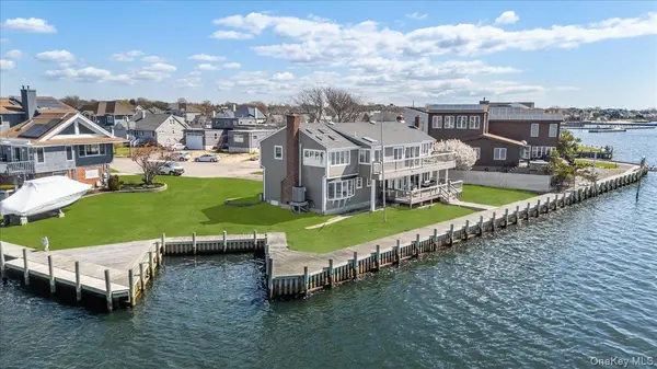 160 Sequams LN, West Islip, NY 11795