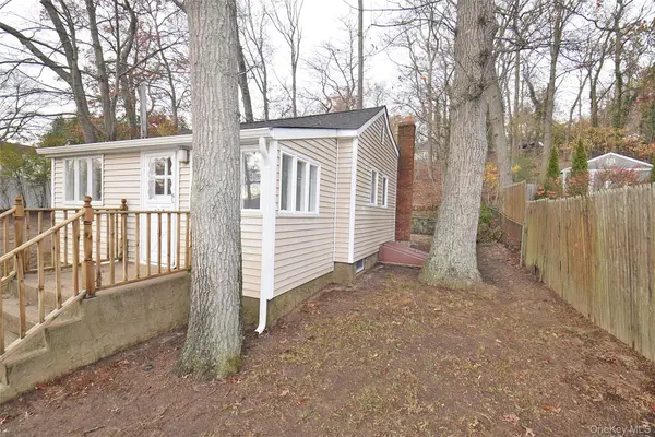 229 Locust DR, Rocky Point, NY 11778