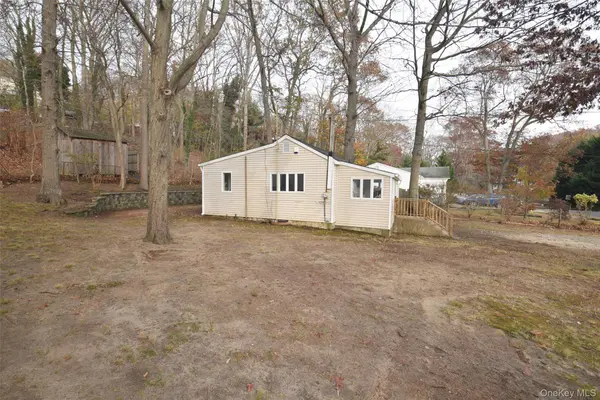 229 Locust DR, Rocky Point, NY 11778