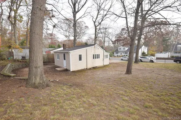 229 Locust DR, Rocky Point, NY 11778