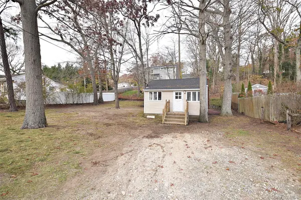 229 Locust DR, Rocky Point, NY 11778