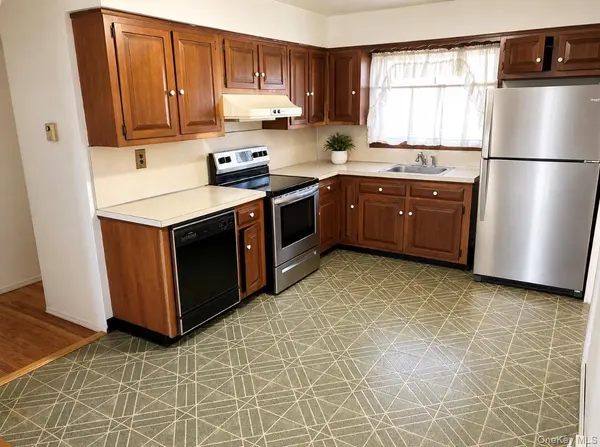 960 Linden AVE, Westbury, NY 11590