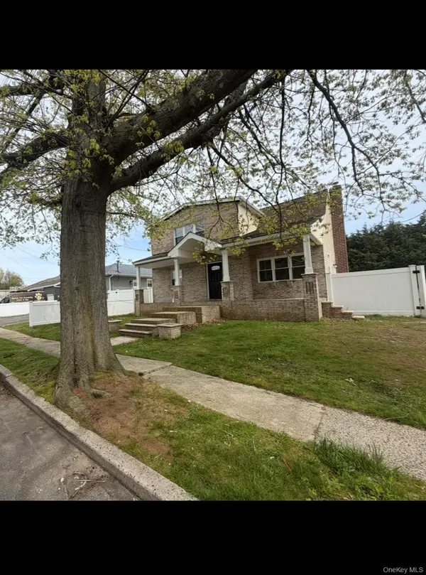 2303 Pine ST, Seaford, NY 11783