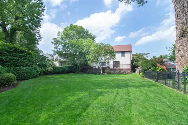 32 Stellar PL, Pelham, NY 10803