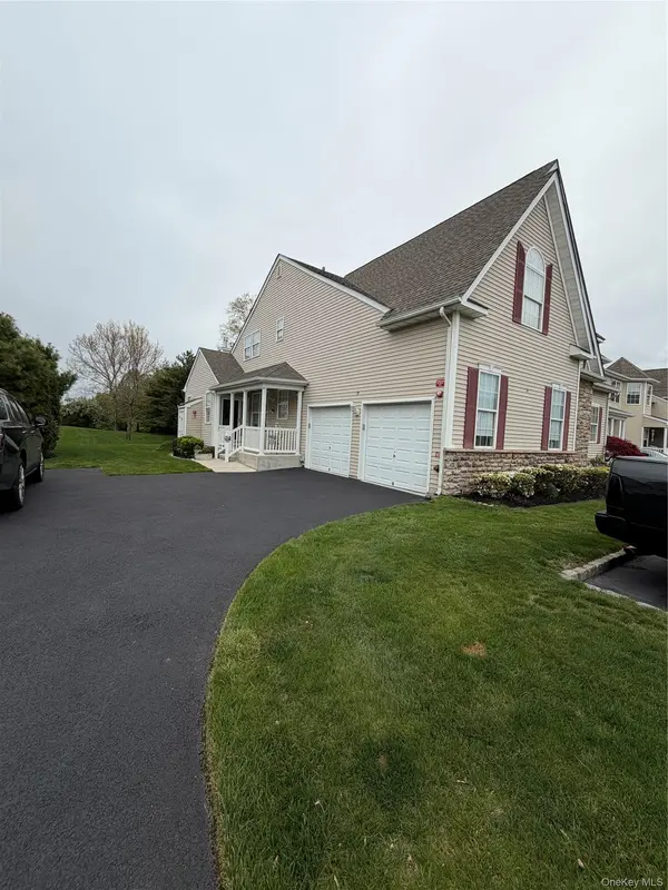 19 Meadow Pond CIR, Miller Place, NY 11764