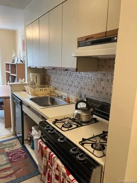 4727 Little Neck Pkwy #4G, Little Neck, NY 11362