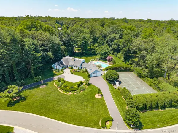 1 Glenby LN, Brookville, NY 11545