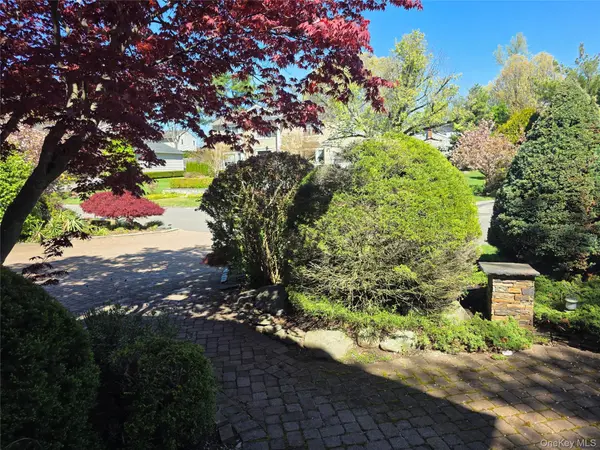 78 Woods DR, East Hills, NY 11576
