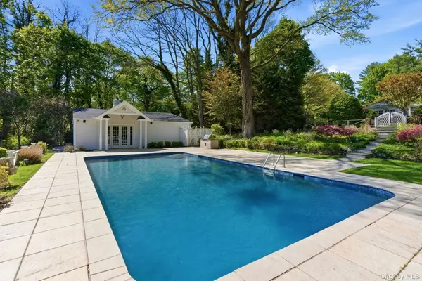 42 Clocktower LN, Old Westbury, NY 11568
