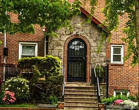 6402 Ellwell CRES, Rego Park, NY 11374