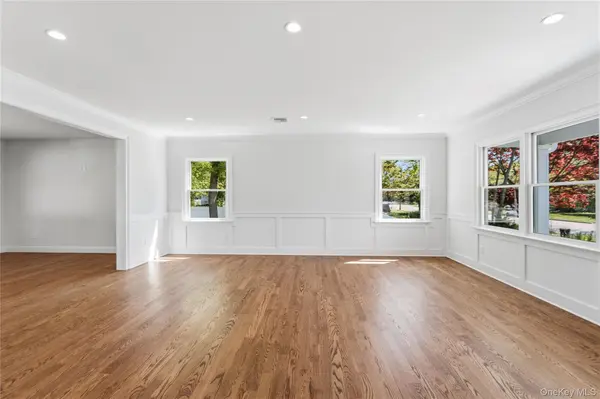 969 Manor LN, Bay Shore, NY 11706