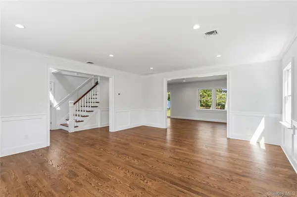 969 Manor LN, Bay Shore, NY 11706
