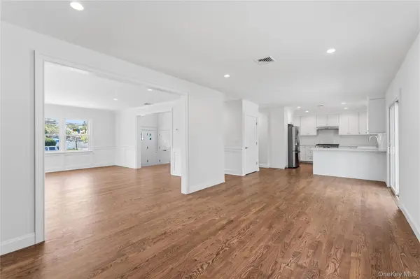 969 Manor LN, Bay Shore, NY 11706