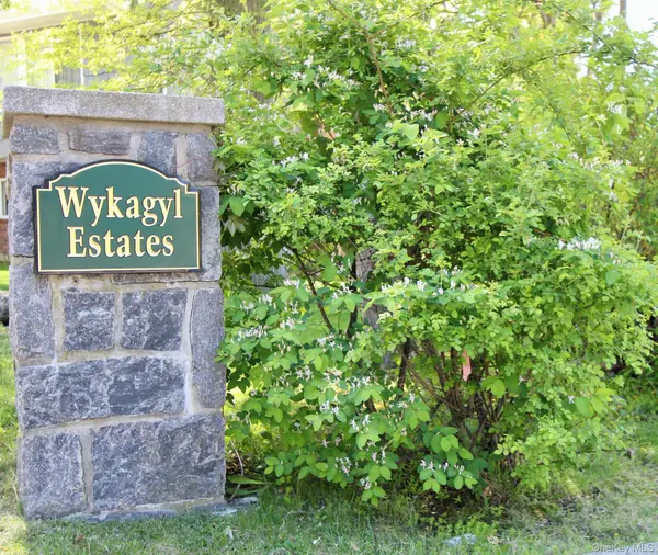 27 Skyview LN, New Rochelle, NY 10804