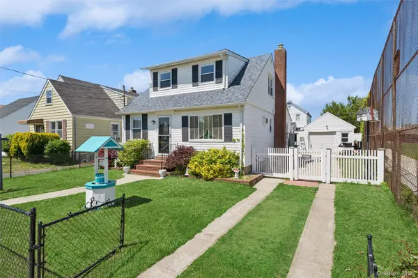 646 Benris AVE, Franklin Square, NY 11010