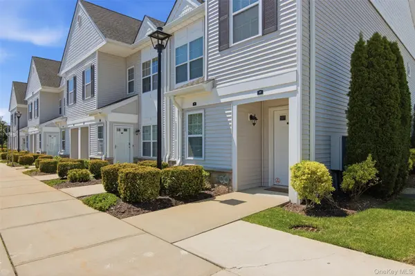 13 Spring DR,  Seaford,  NY 11783