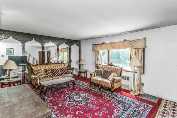 325 N Service RD, Roslyn Heights, NY 11577