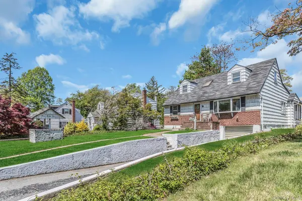 325 N Service RD, Roslyn Heights, NY 11577