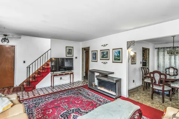 325 N Service RD, Roslyn Heights, NY 11577