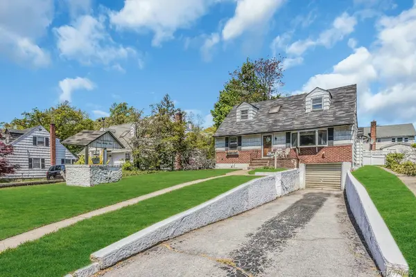325 N Service RD, Roslyn Heights, NY 11577