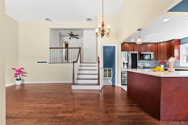 44 Bruce LN, Westbury, NY 11590