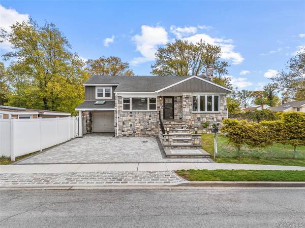 44 Bruce LN, Westbury, NY 11590