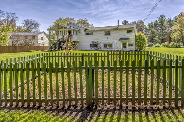 110 Cottontail LN, Woodstock, NY 12498